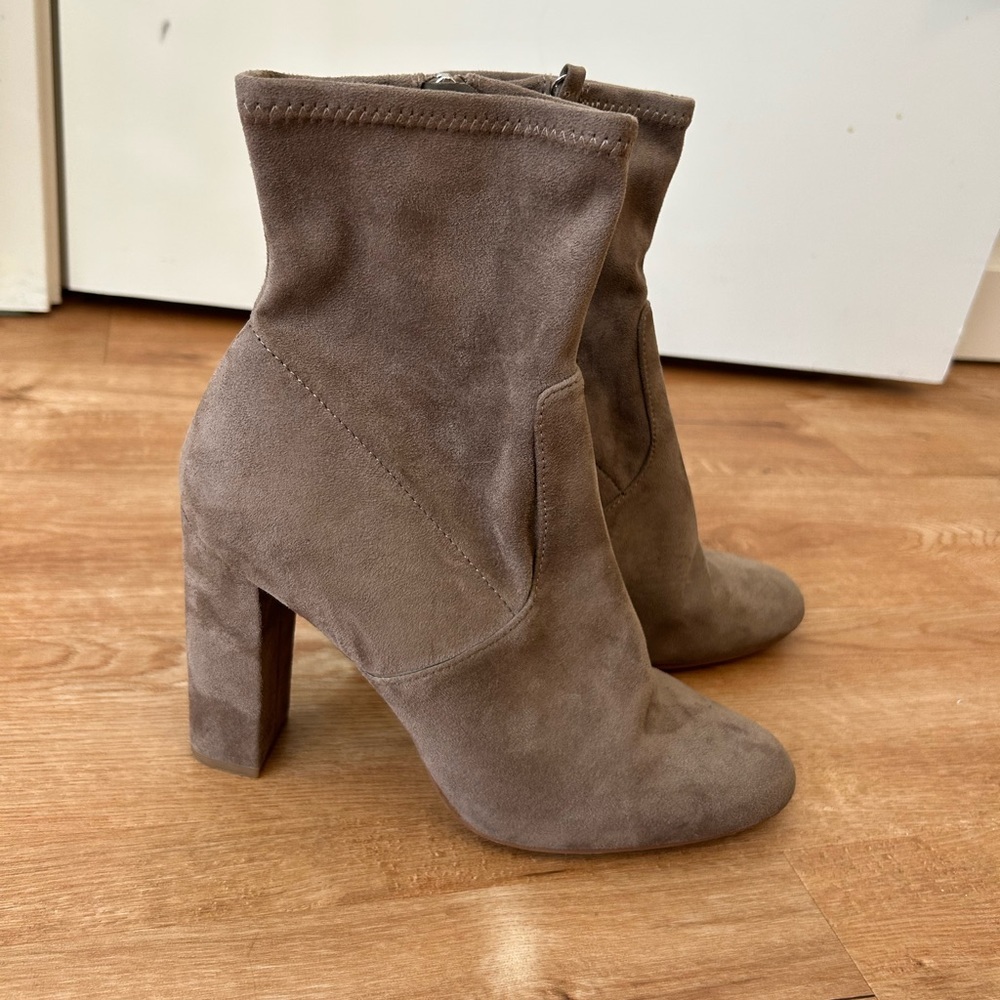 Steve Madden tan ankle bootie size 9